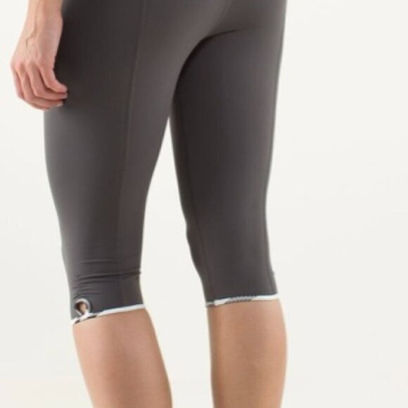 Lululemon Bandha Crop Soot Light / Groovy Stripe Nimbus Size 2 - Picture 7 of 9